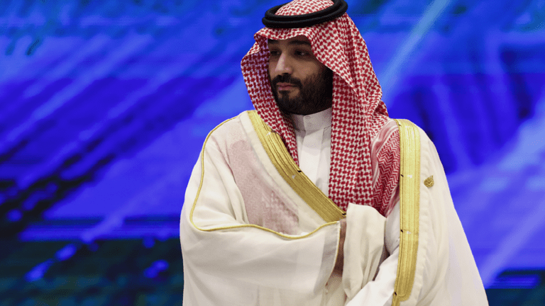 شاهد… احتفال الأمير بن سلمان بعد فوز السعودية التاريخي على الأرجنتين