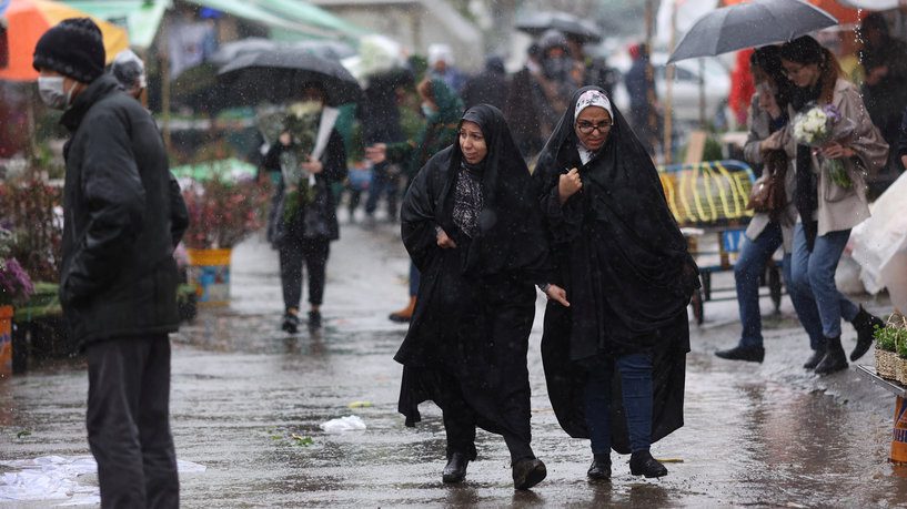 إيران.. رئيس السلطة القضائية يهدد بملاحقة النساء غير المحجبات “بلا رأفة”