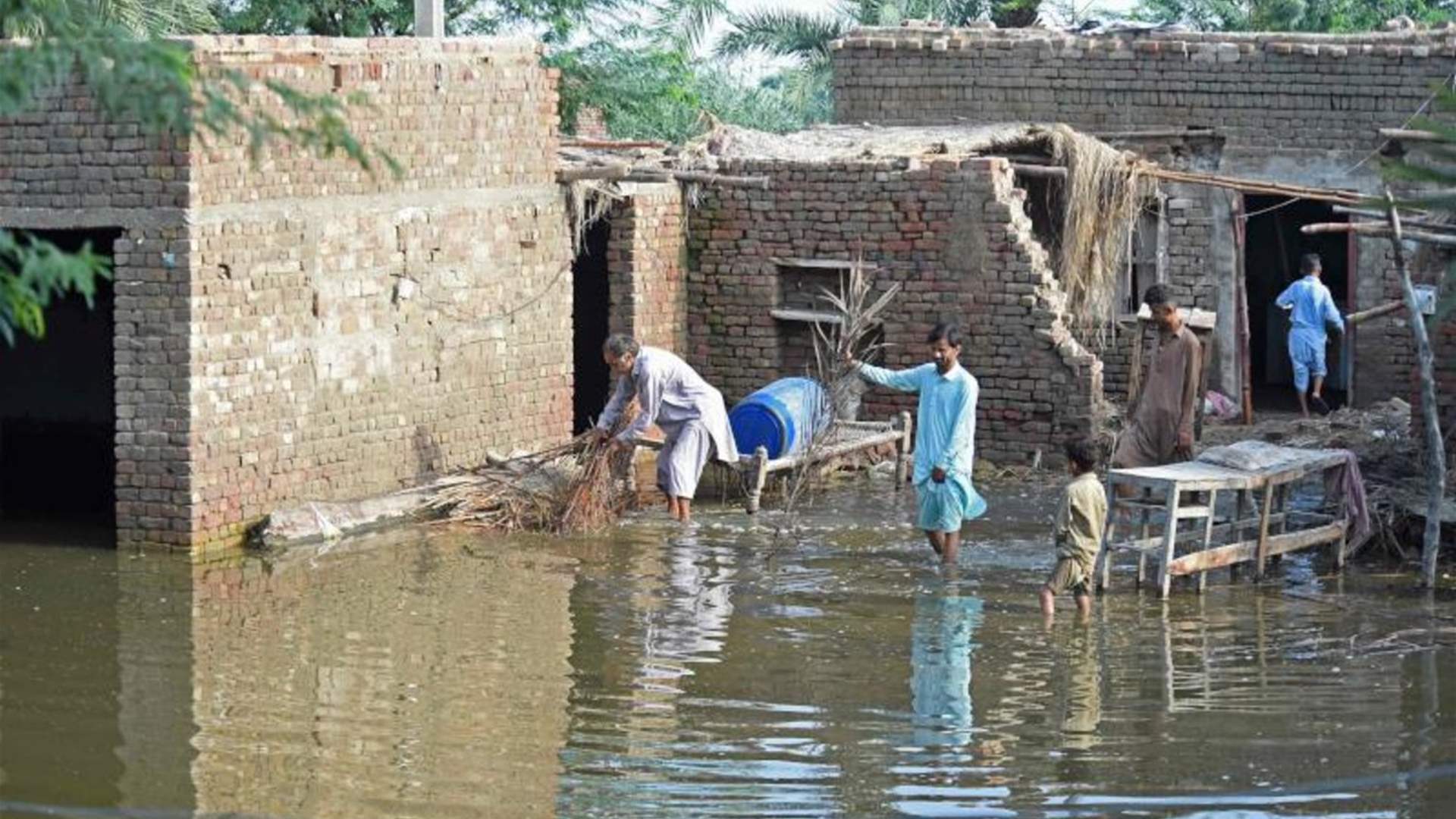 إجلاء نحو مئة ألف شخص بسبب الفيضانات في الباكستان