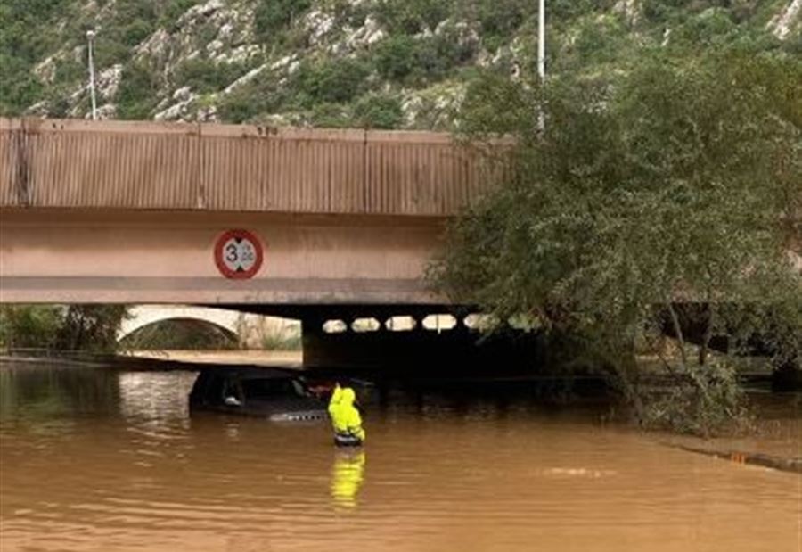 إنقاذ مواطن إحتُجزَ داخل سيّارته في نهر الكلب