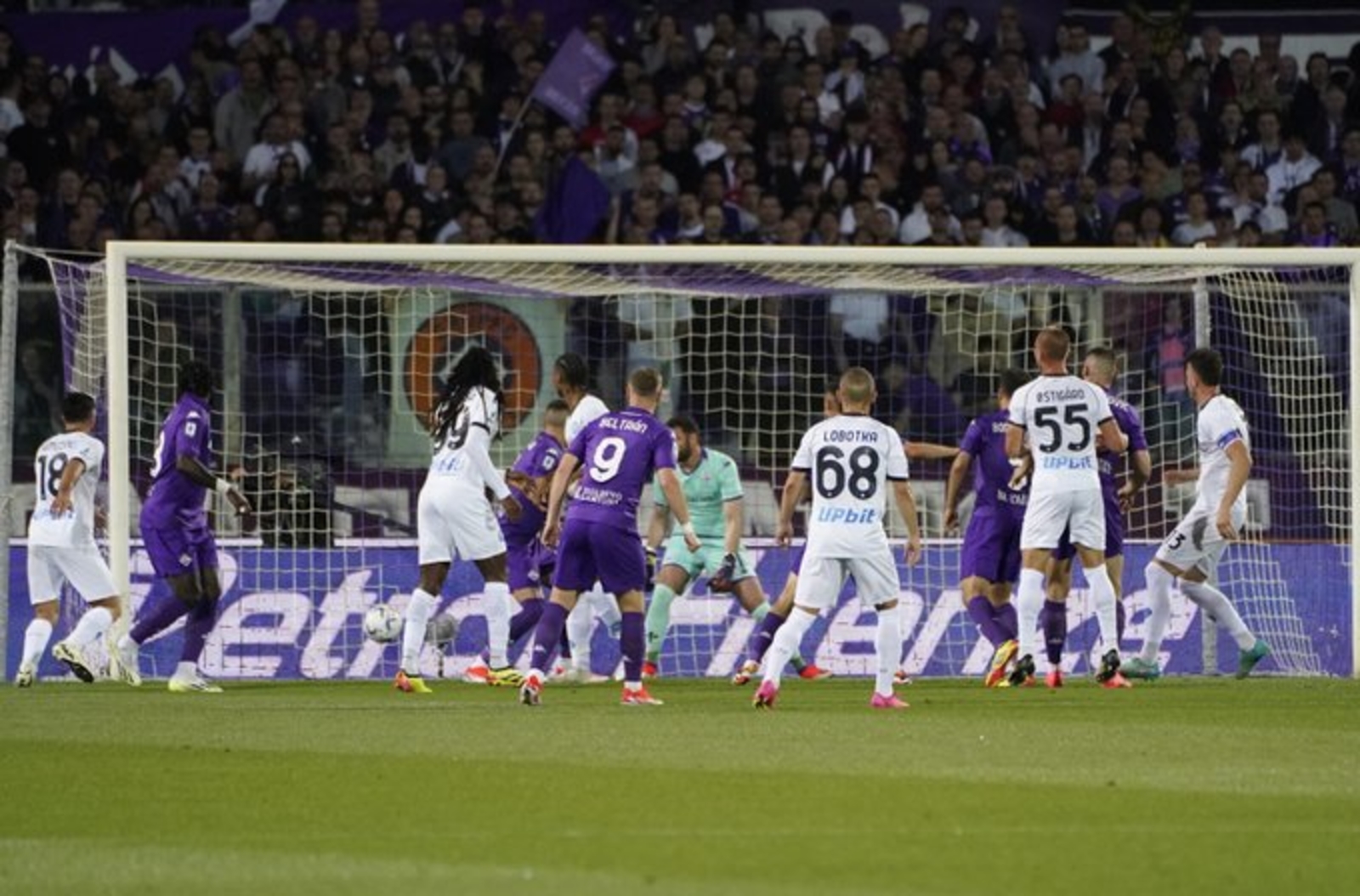 الدوري الايطالي: تعادل إيجابي يحسم مواجهة فيورنتينا ونابولي