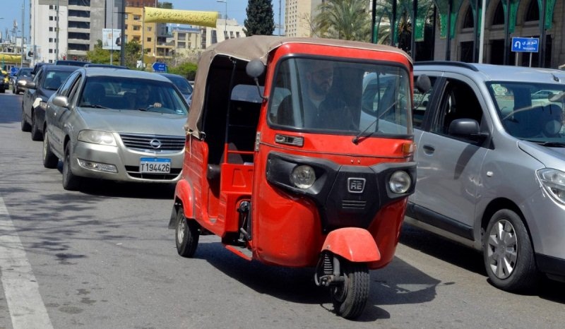 التوك توك يغزو شوارع الحمرا والأشرفيّة، واجتماعٌ طارئ الإثنين