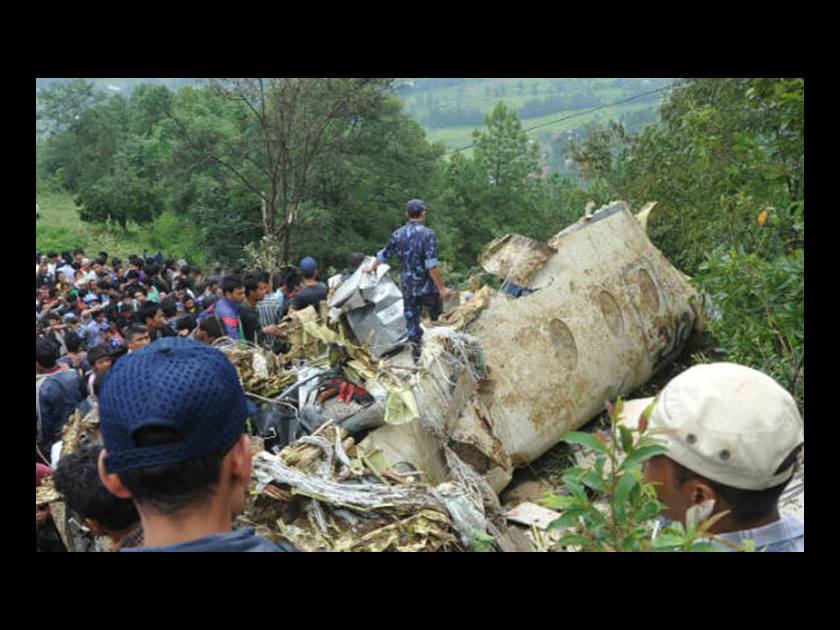 بالفيديو- مقتل 18 شخصاً ونجاة الطيّار في تحطّم طائرة نيباليّة