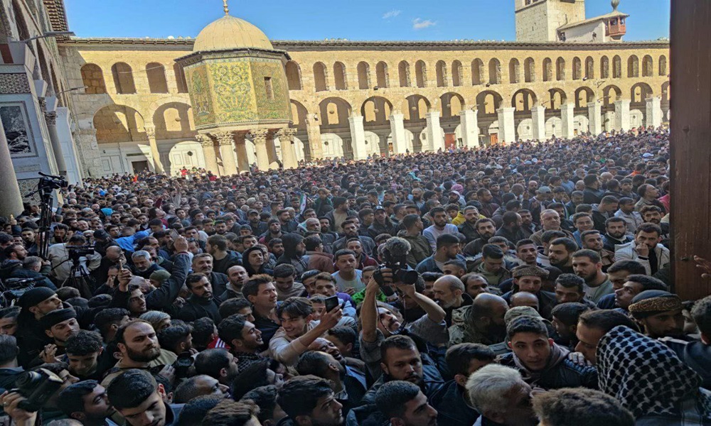 بالفيديو- رفعوا العلم السوري الجديد في باحة الجامع الأموي إحتفالاً بسقوط نظام الأسد