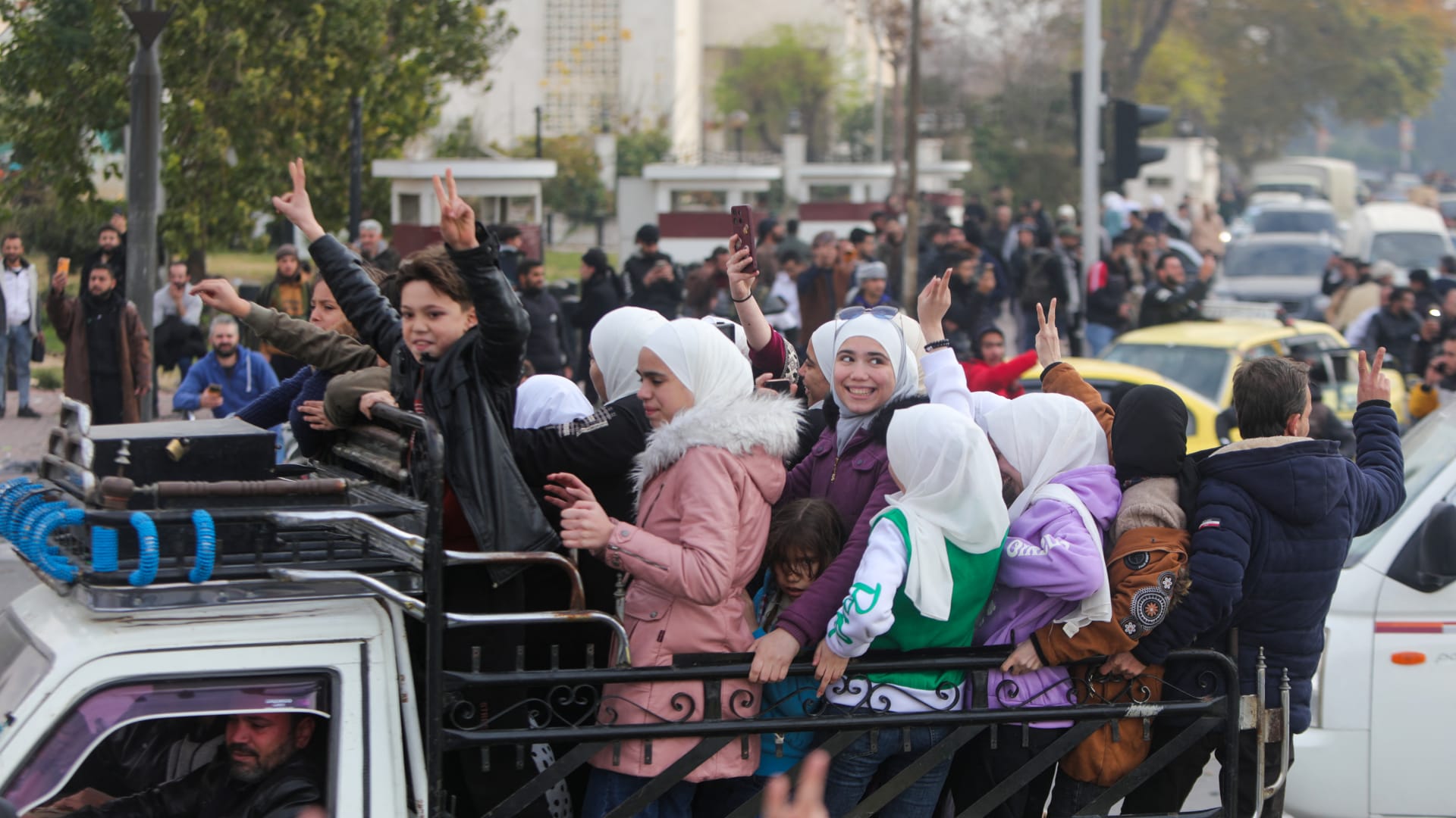 المصرف السوري المركزي يعود الى العمل، قسد تنسحب وتفكّك في صفوف الجيش