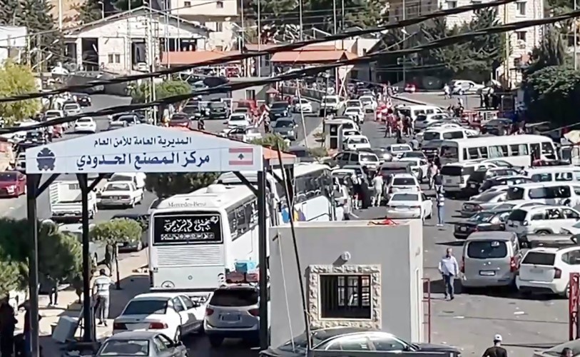 بالفيديو- تدافع عند نقطة المصنع ومحاولات لسوريين للدخول الى لبنان عبر مركز الأمن العام